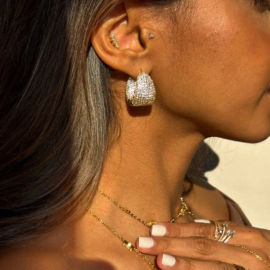 2025 New Arrived Classic Women Fashion Jewelry Full Micro Paved Sparking CZ Curved Waterdrop Shaped Huggie Hoop Earring