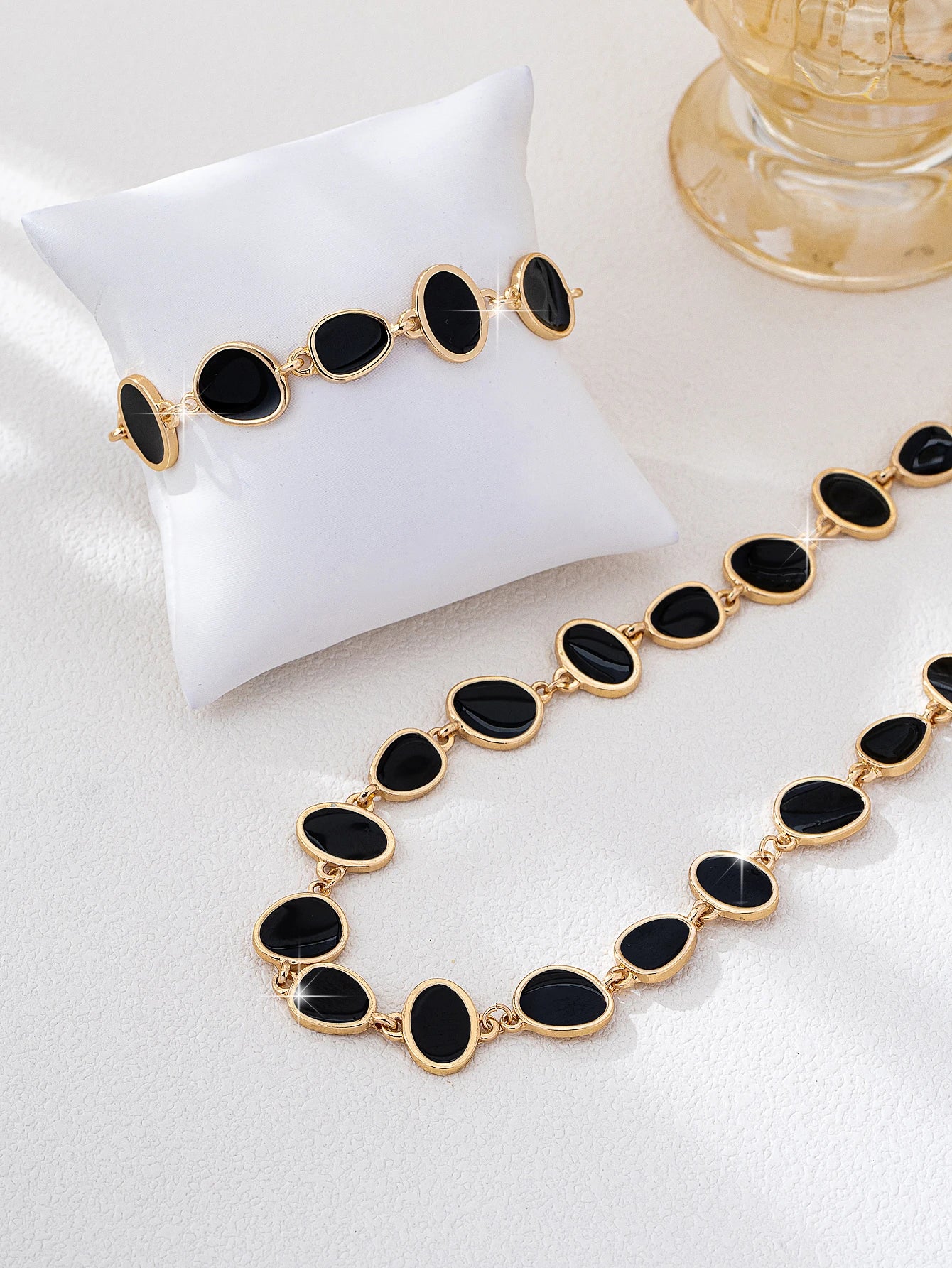 A Set of Trendy, Light Luxury, Casual, Stylish, Elegant and Versatile Women's Necklace and Bracelet Set