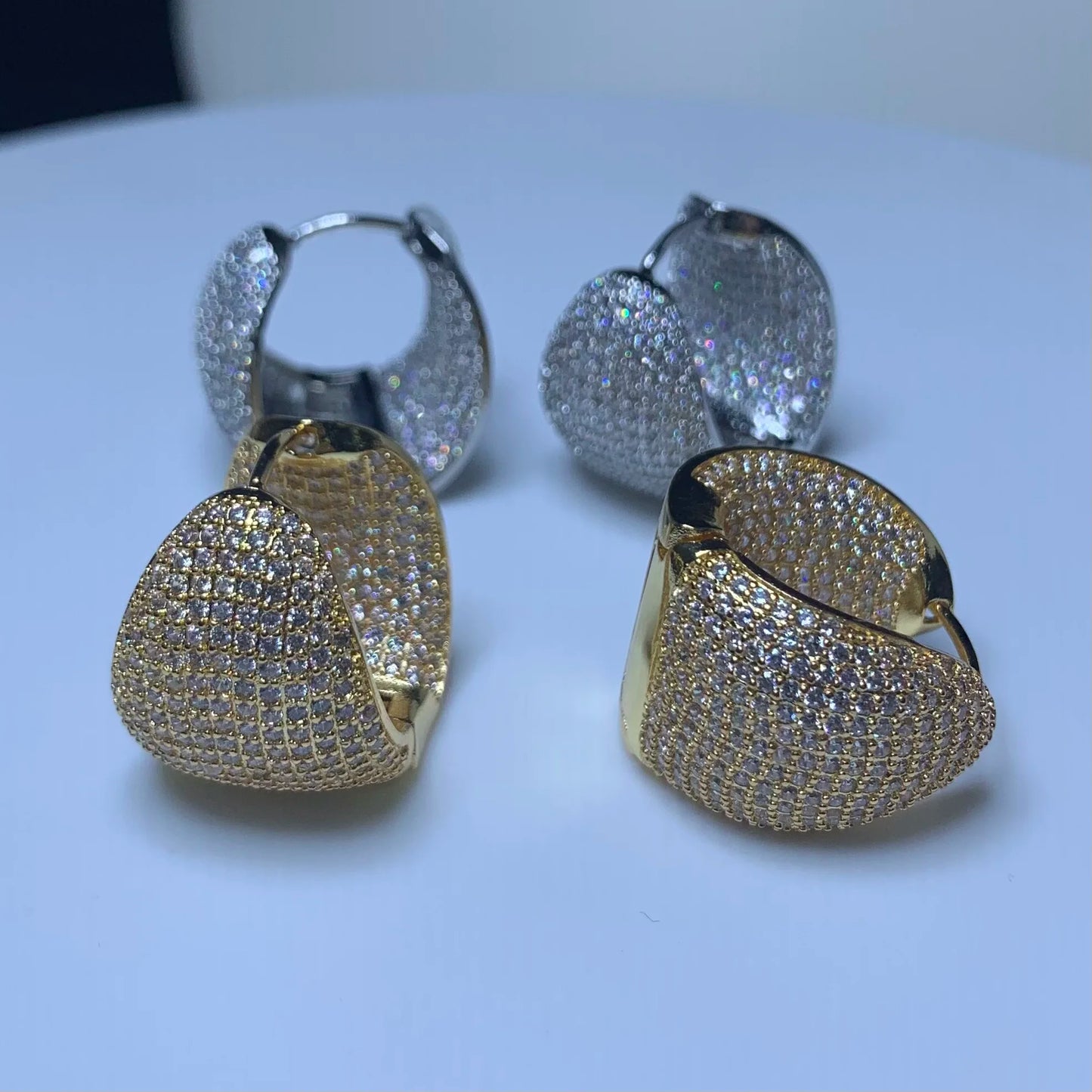 2025 New Arrived Classic Women Fashion Jewelry Full Micro Paved Sparking CZ Curved Waterdrop Shaped Huggie Hoop Earring