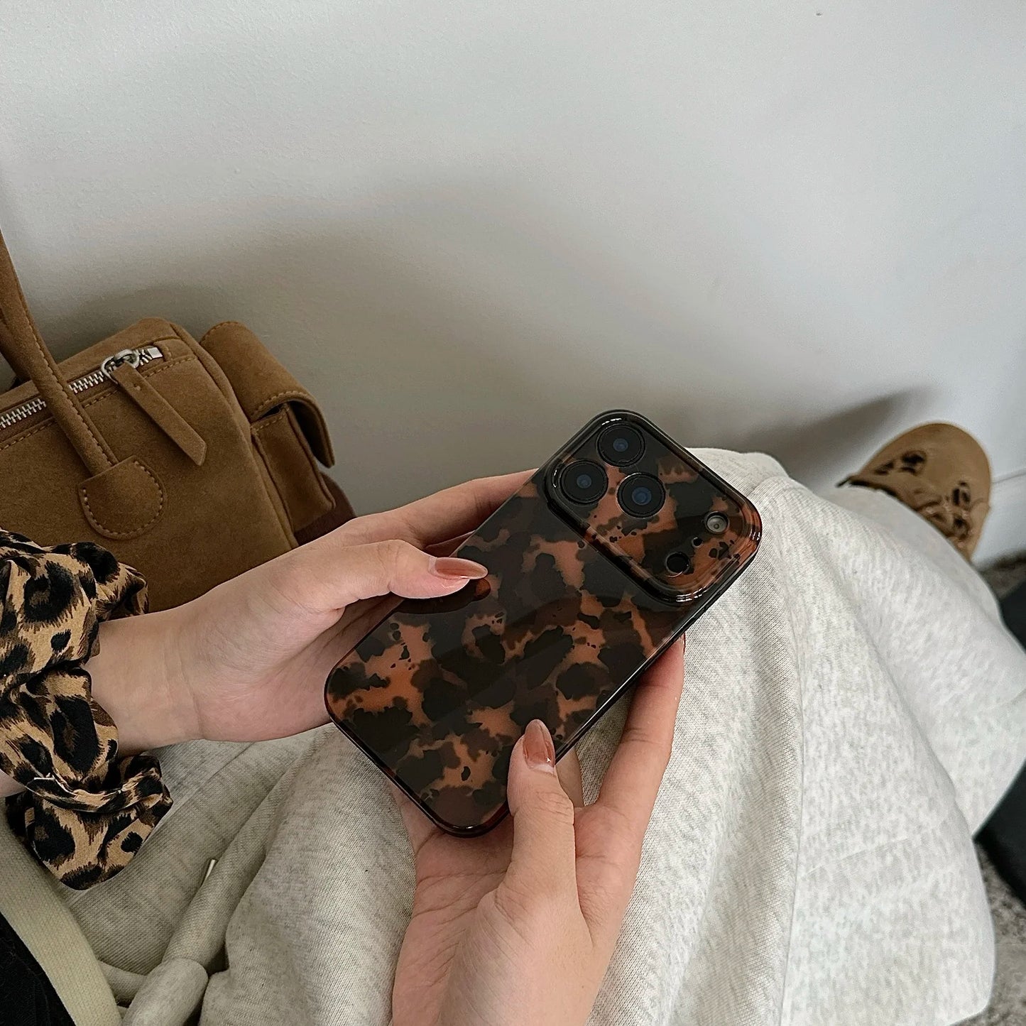 Retro Stylish Amber Color Lamber Pattern Glossy Phone Cover Case for iPhone 17 16 15 14 13 12 Pro Max Plus Air