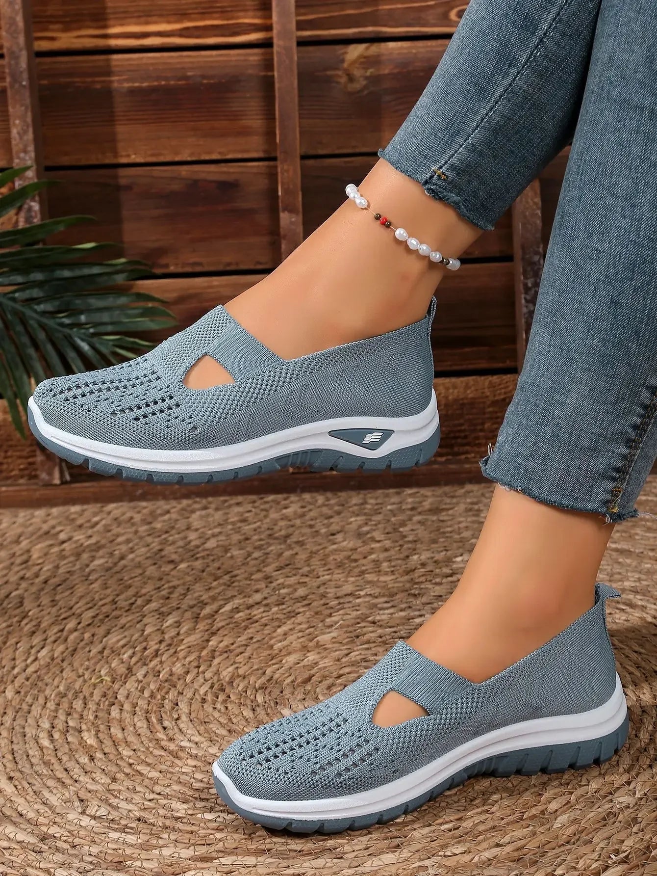 Women's Casual Sports Shoes with Breathable Mesh, Fashionable and Versatile, Soft Soles, Comfortable and Casual 2026 New