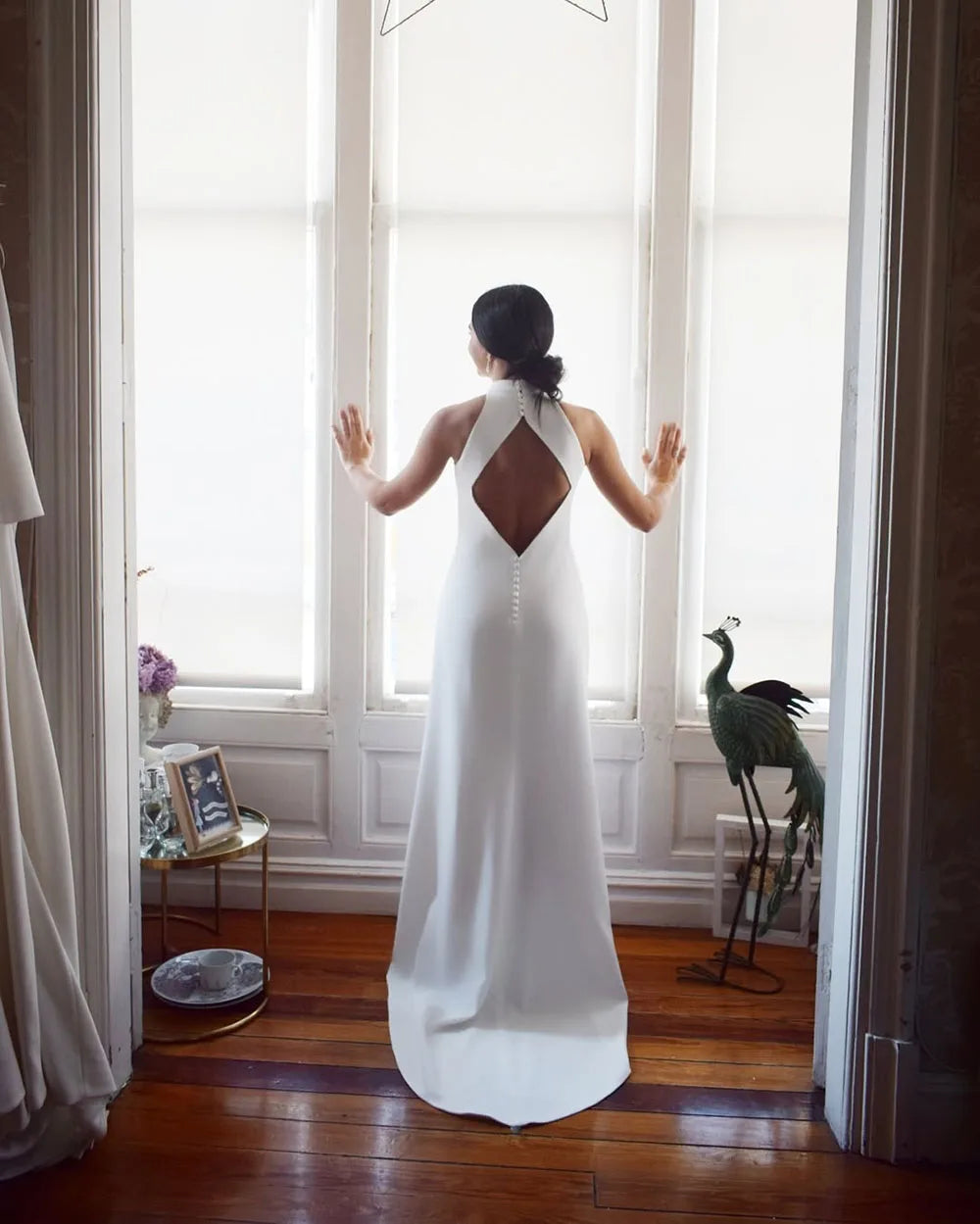 Customized Modern Bridal Dress 2025 Wedding Dress Halter Neck Backless Buttons Bridal Dress Elegant Sheath Wedding Party Dress