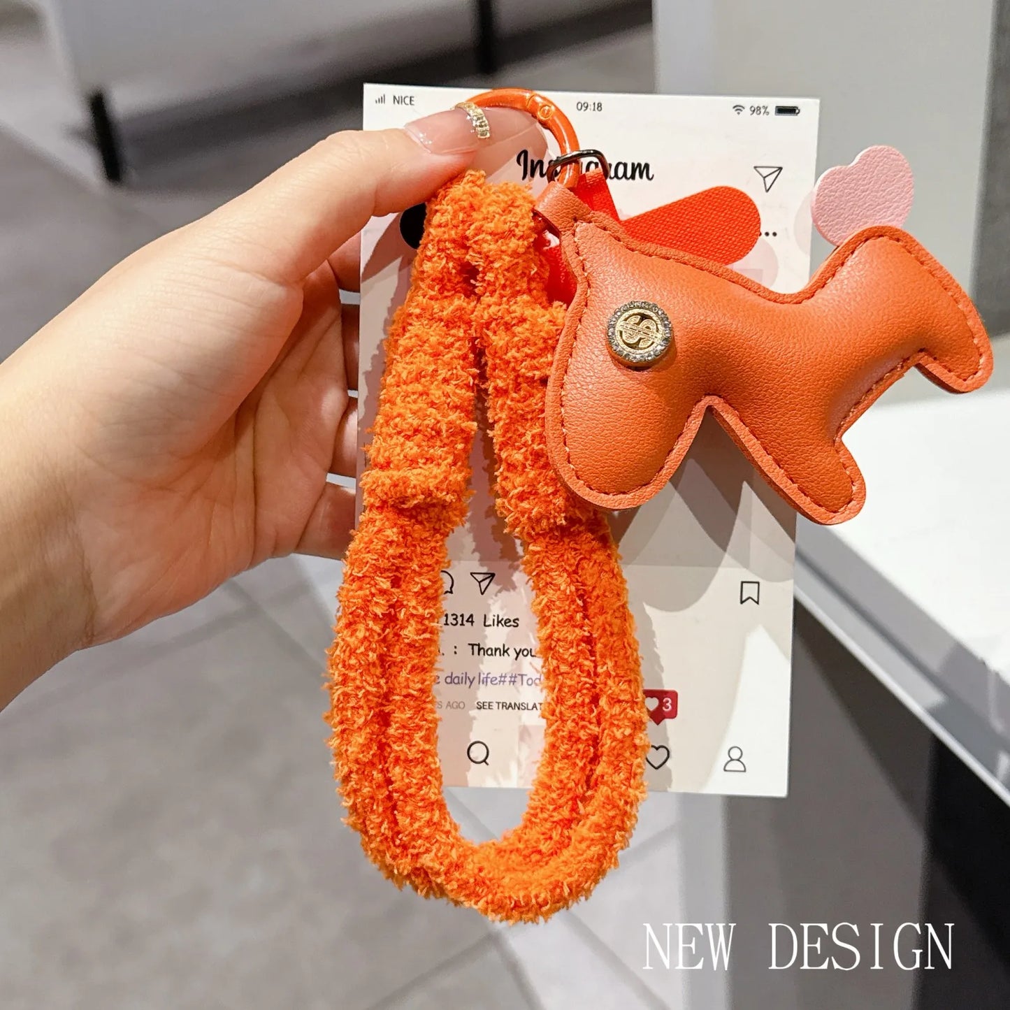 Autumn And Winter Plush Mobile Phone Lanyard, Short Wrist Strap, Fashionable Leather Decoration, Universal Pendant，Phone Charm