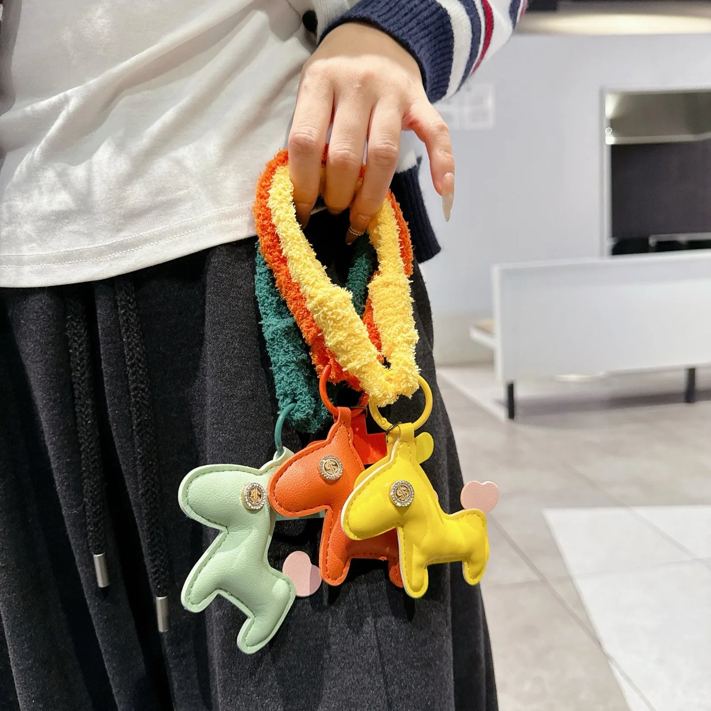 Autumn And Winter Plush Mobile Phone Lanyard, Short Wrist Strap, Fashionable Leather Decoration, Universal Pendant，Phone Charm