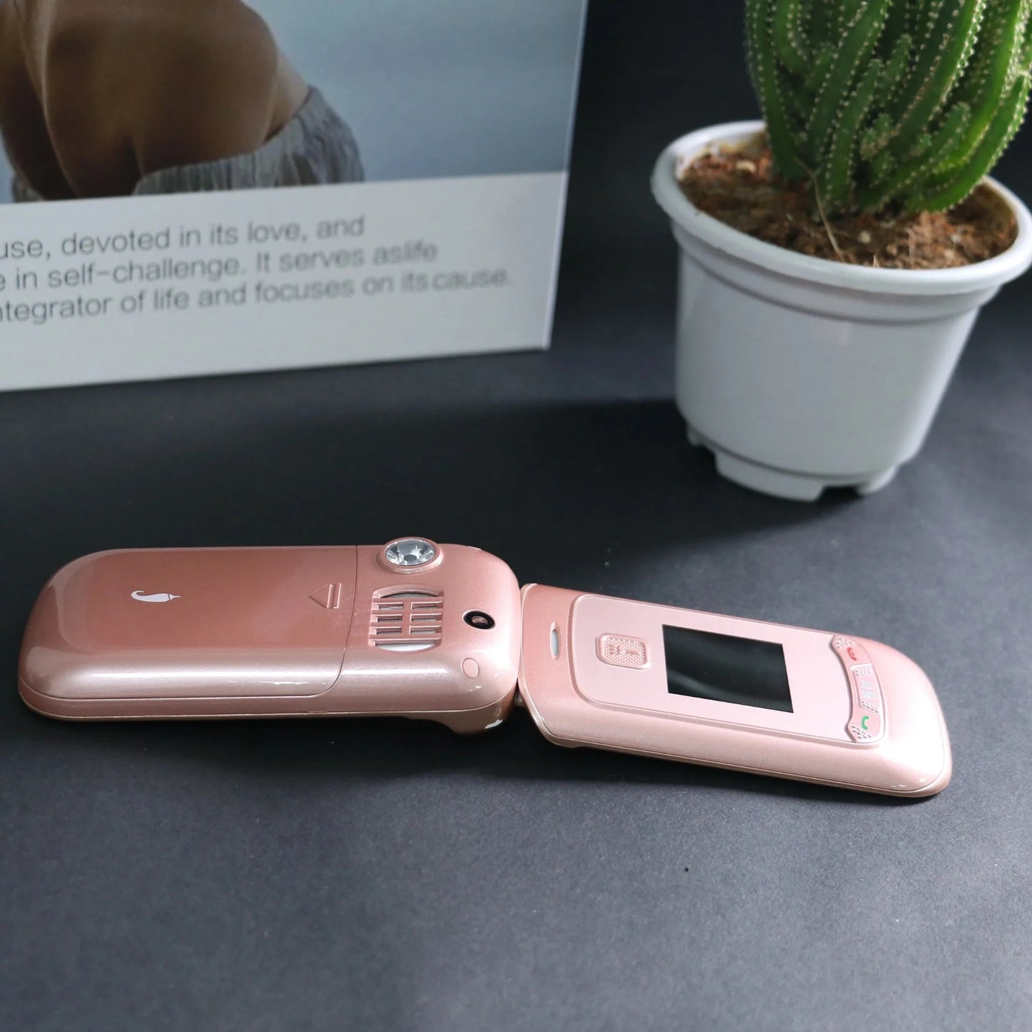 Affordable Retro Flip Cute Phone SOS Dial Speed Dial Big Button Dual Screen Loud Speaker Long Battery Clamshell Mini Size Mobile