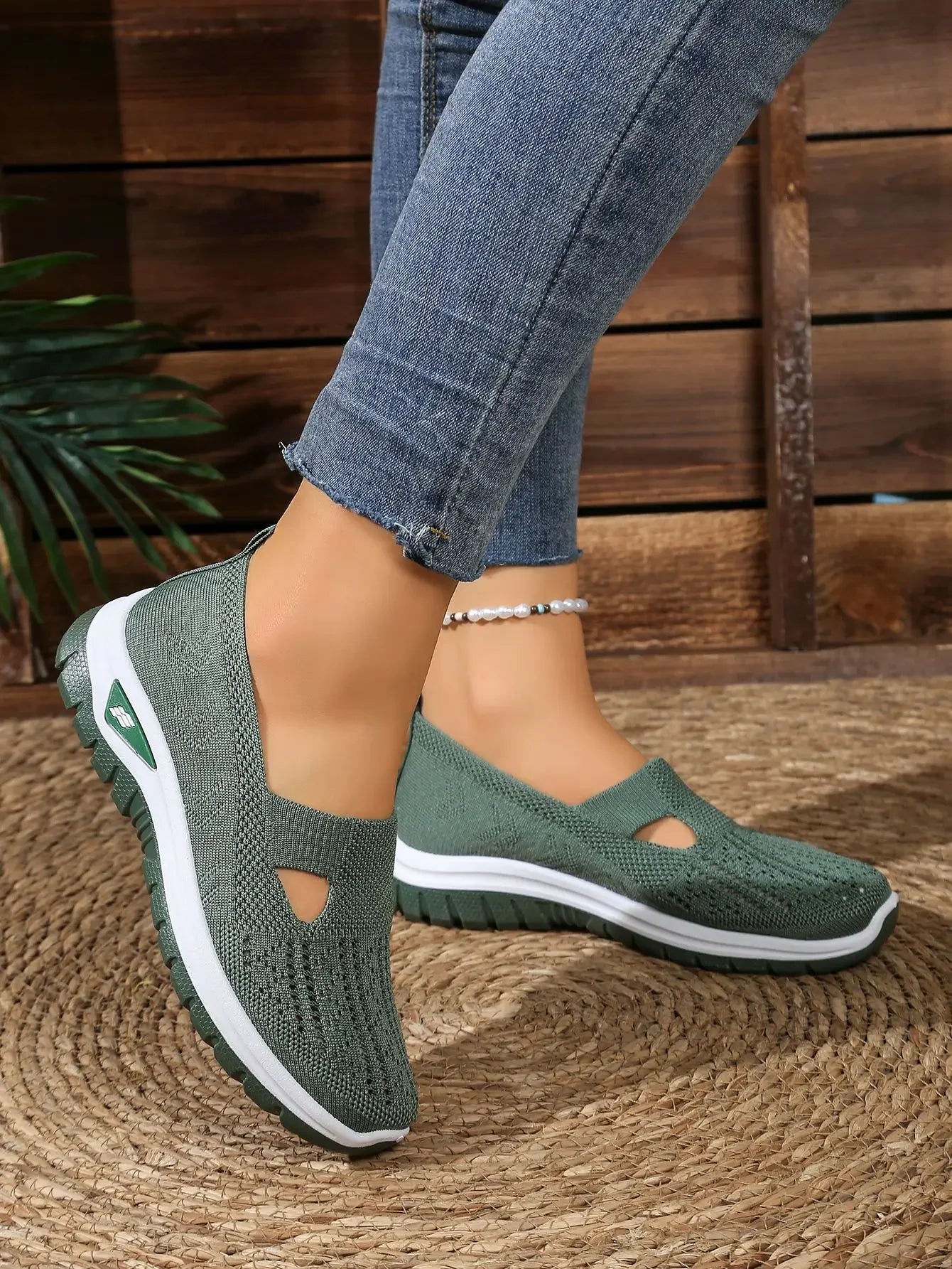 Women's Casual Sports Shoes with Breathable Mesh, Fashionable and Versatile, Soft Soles, Comfortable and Casual 2026 New