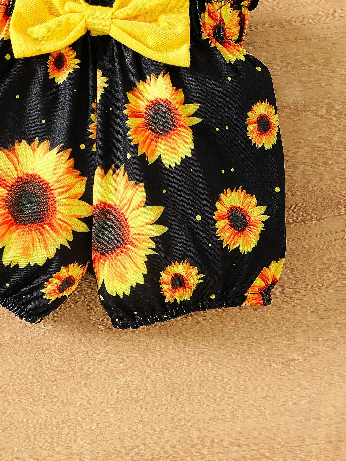 Baby Girl Sunflower Print Outfit Set - Short-Sleeve Romper with "Little Miss Sassy Pants" Letter Print & Ruffled Shoulders, Flor