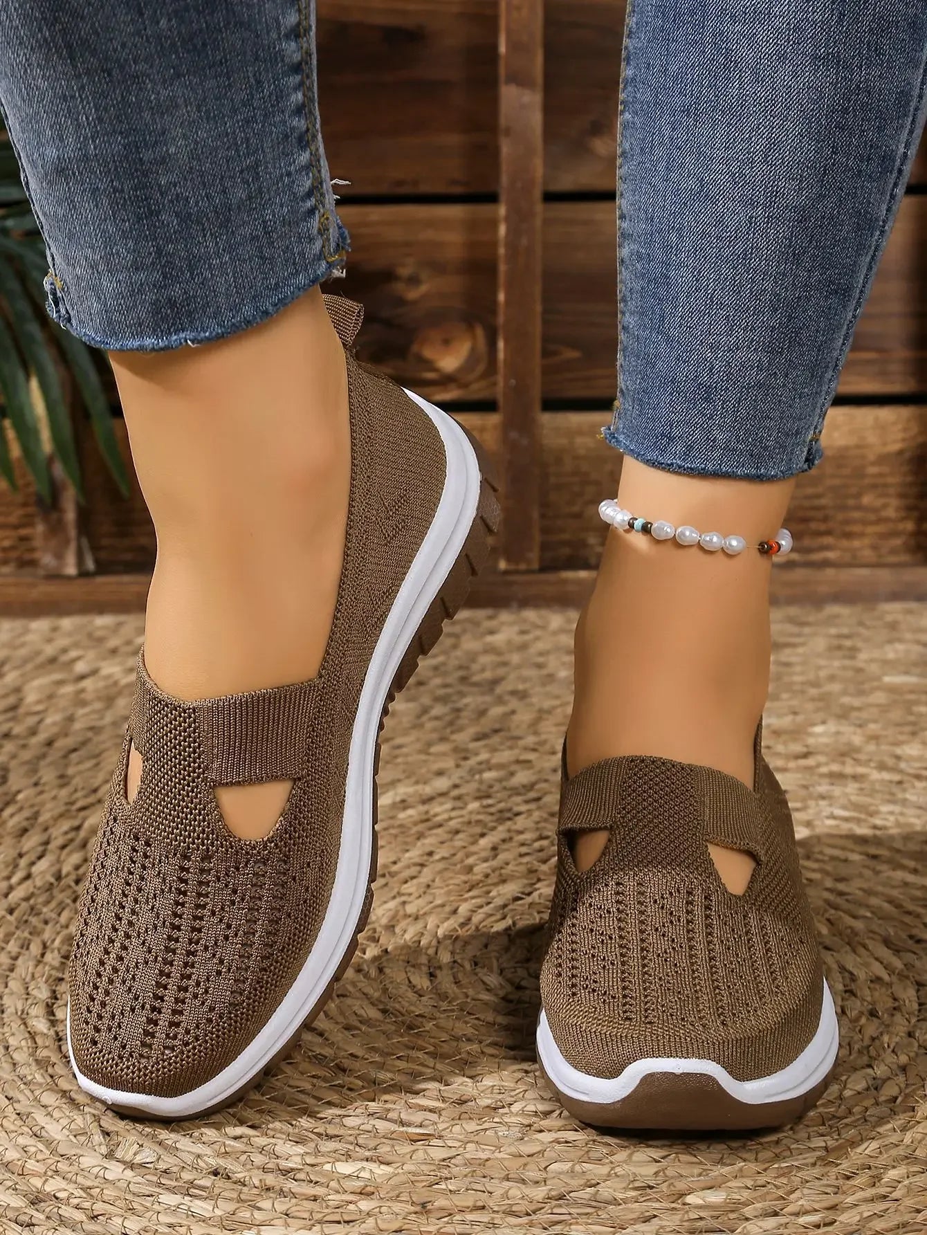 Women's Casual Sports Shoes with Breathable Mesh, Fashionable and Versatile, Soft Soles, Comfortable and Casual 2026 New