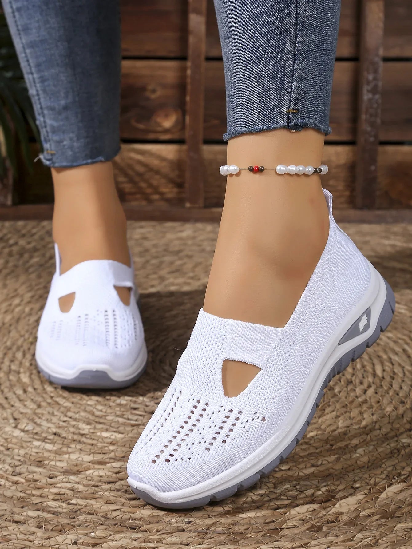 Women's Casual Sports Shoes with Breathable Mesh, Fashionable and Versatile, Soft Soles, Comfortable and Casual 2026 New