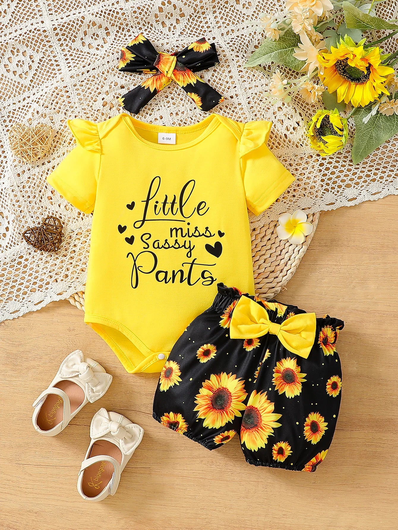 Baby Girl Sunflower Print Outfit Set - Short-Sleeve Romper with "Little Miss Sassy Pants" Letter Print & Ruffled Shoulders, Flor