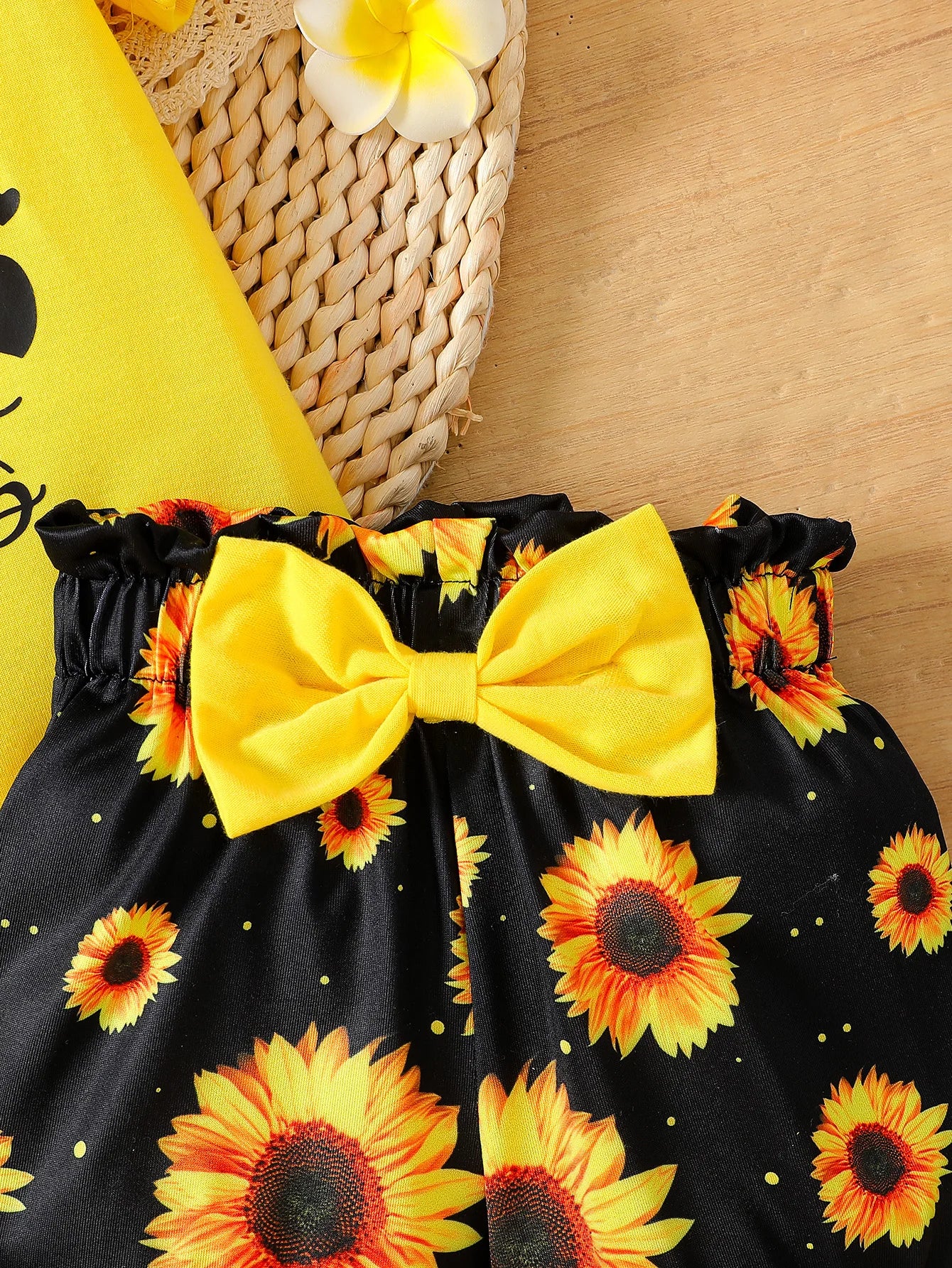 Baby Girl Sunflower Print Outfit Set - Short-Sleeve Romper with "Little Miss Sassy Pants" Letter Print & Ruffled Shoulders, Flor