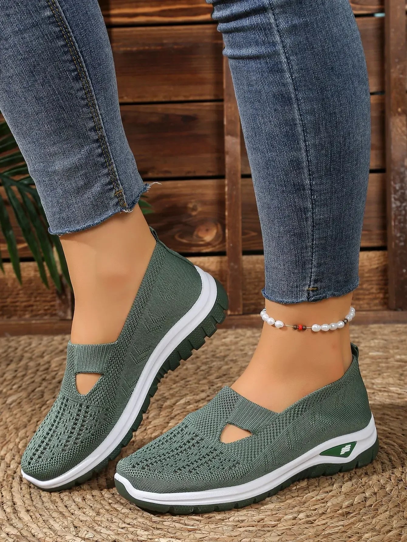 Women's Casual Sports Shoes with Breathable Mesh, Fashionable and Versatile, Soft Soles, Comfortable and Casual 2026 New