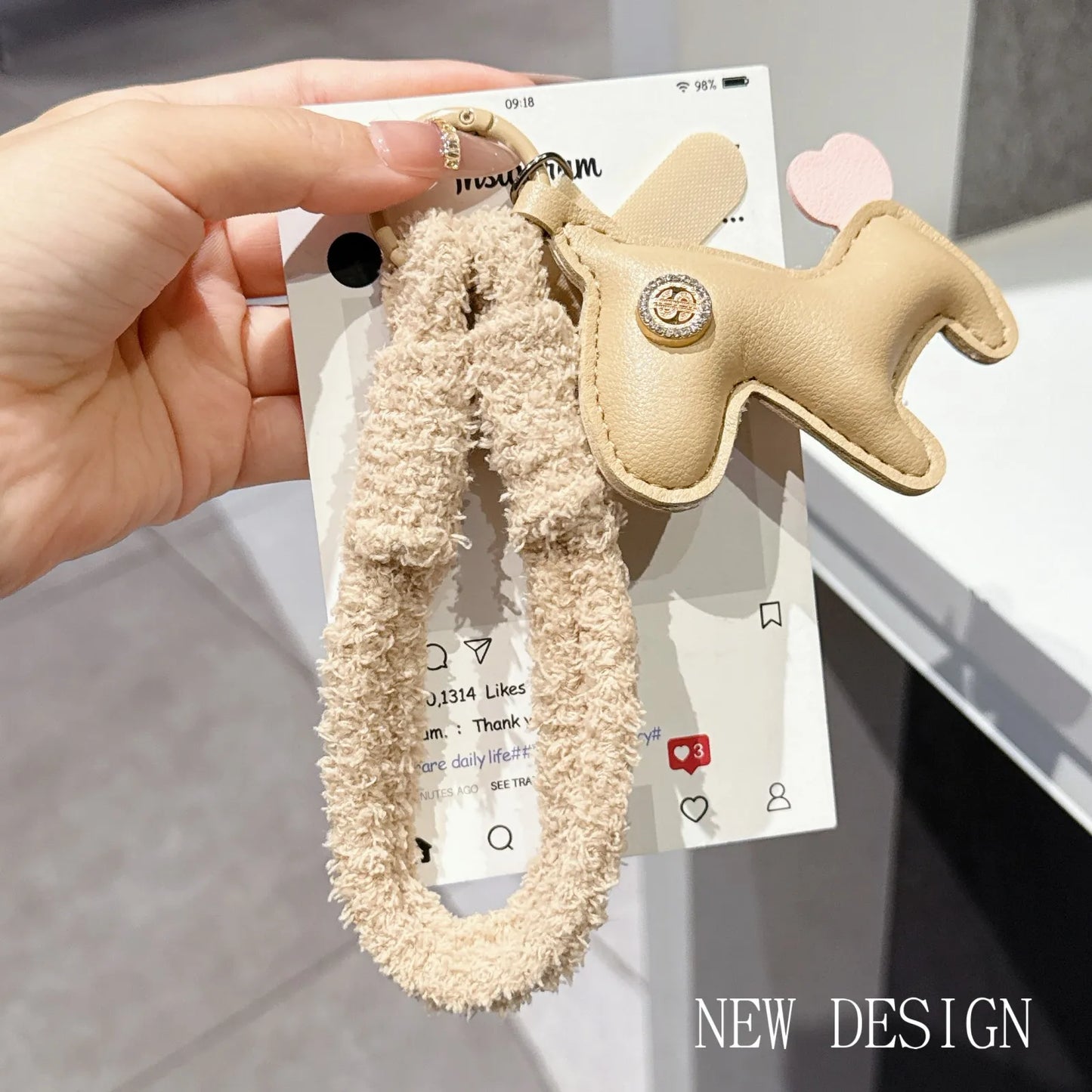 Autumn And Winter Plush Mobile Phone Lanyard, Short Wrist Strap, Fashionable Leather Decoration, Universal Pendant，Phone Charm