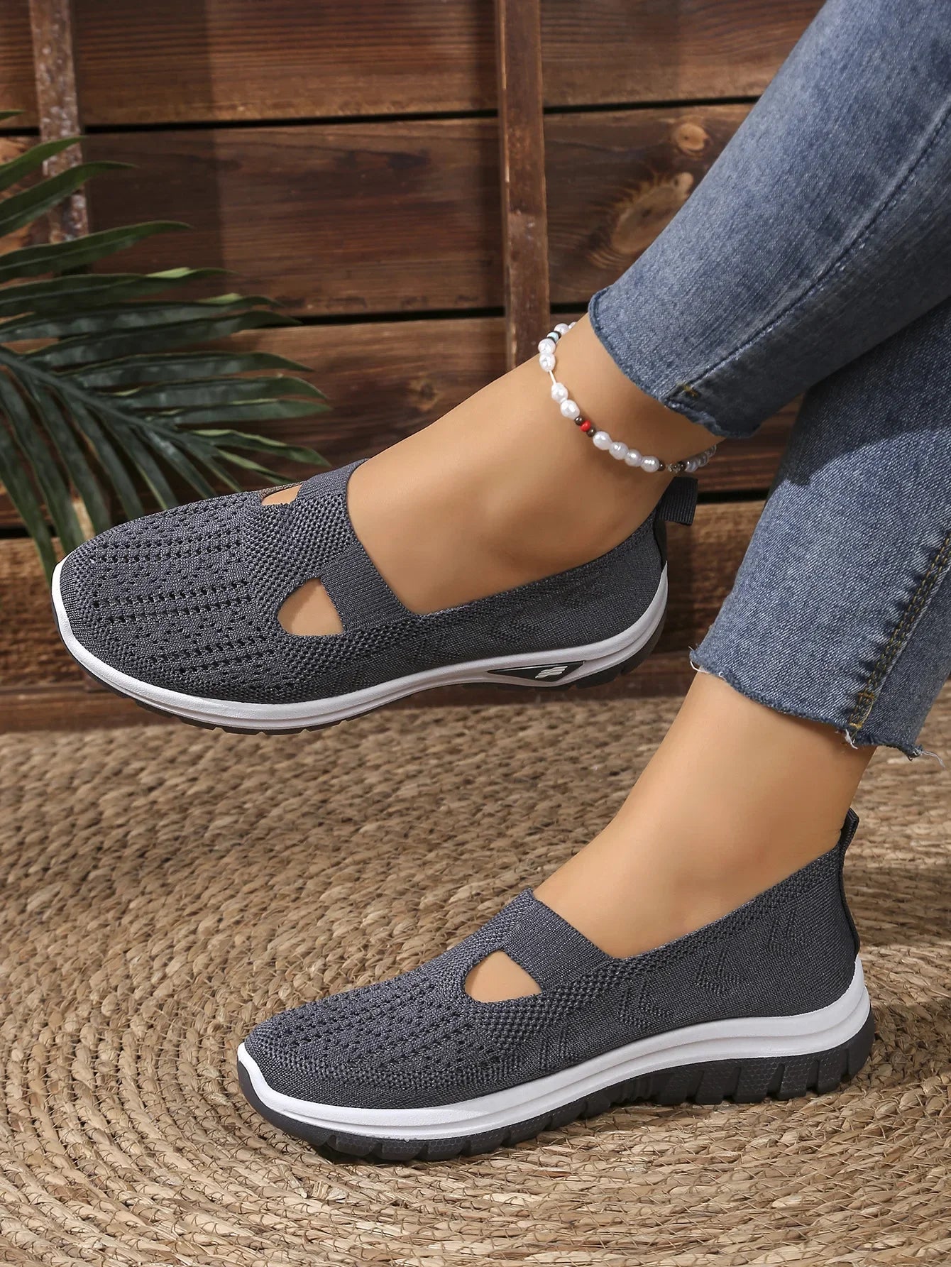 Women's Casual Sports Shoes with Breathable Mesh, Fashionable and Versatile, Soft Soles, Comfortable and Casual 2026 New