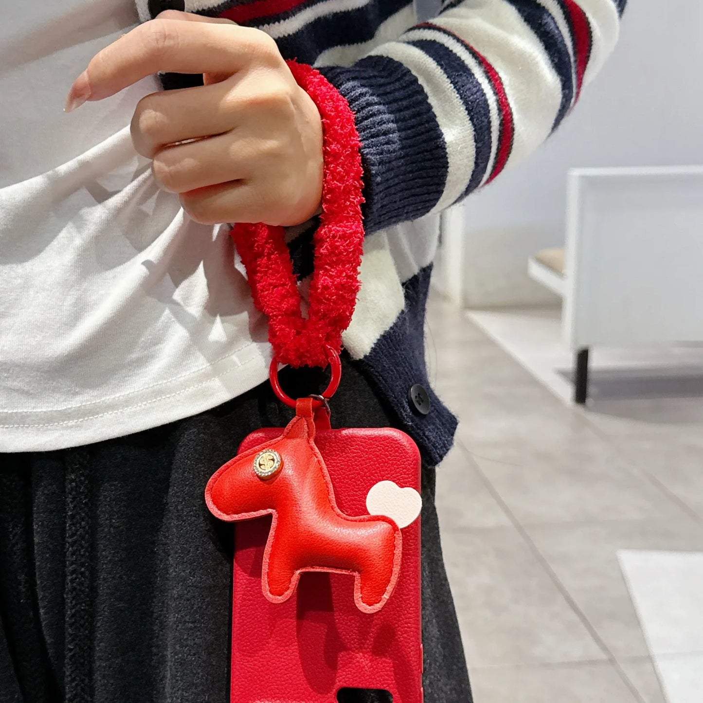 Autumn And Winter Plush Mobile Phone Lanyard, Short Wrist Strap, Fashionable Leather Decoration, Universal Pendant，Phone Charm