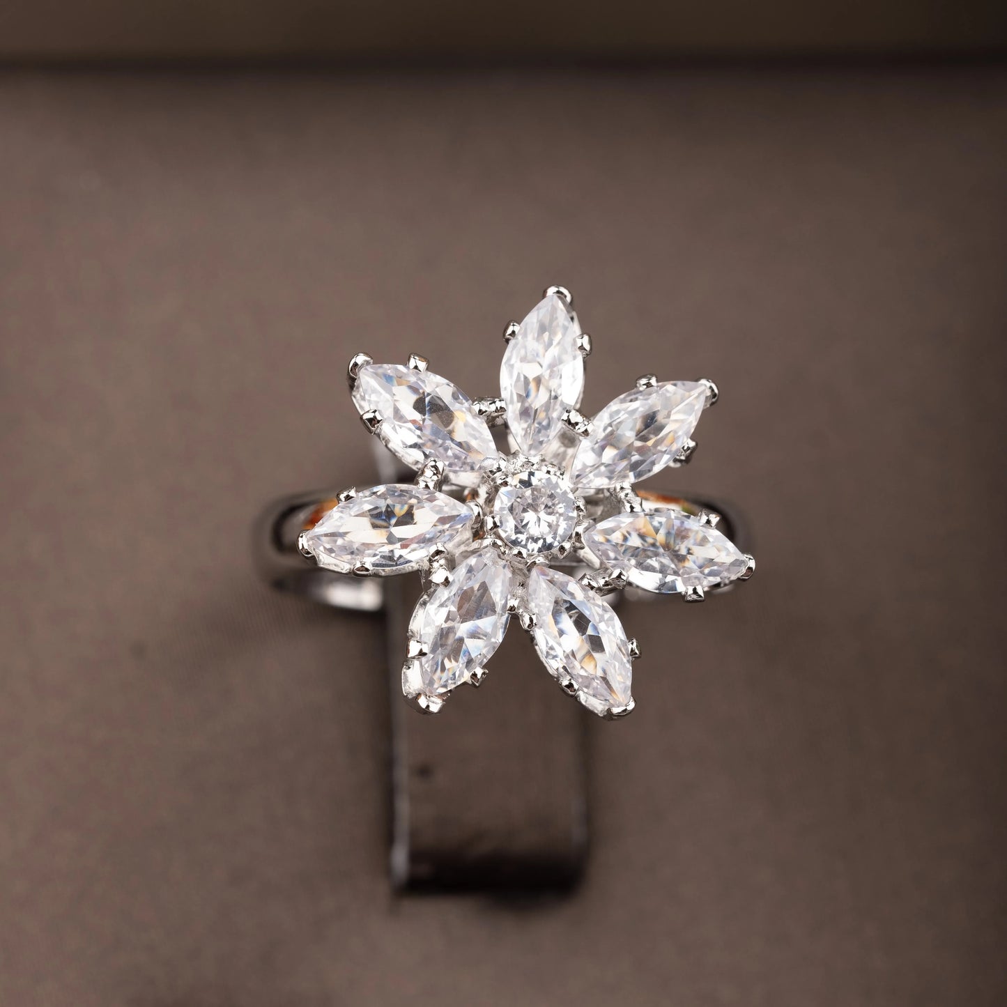 1 Piece of Elegant Cubic Zirconia Inlaid Flower Design Jewelry Set Suitable for Women to Wear at Weddings, Banquets, and Parties. Gift Box Not Included