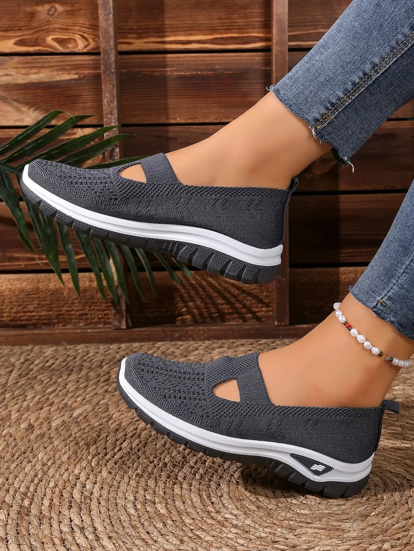 Women's Casual Sports Shoes with Breathable Mesh, Fashionable and Versatile, Soft Soles, Comfortable and Casual 2026 New