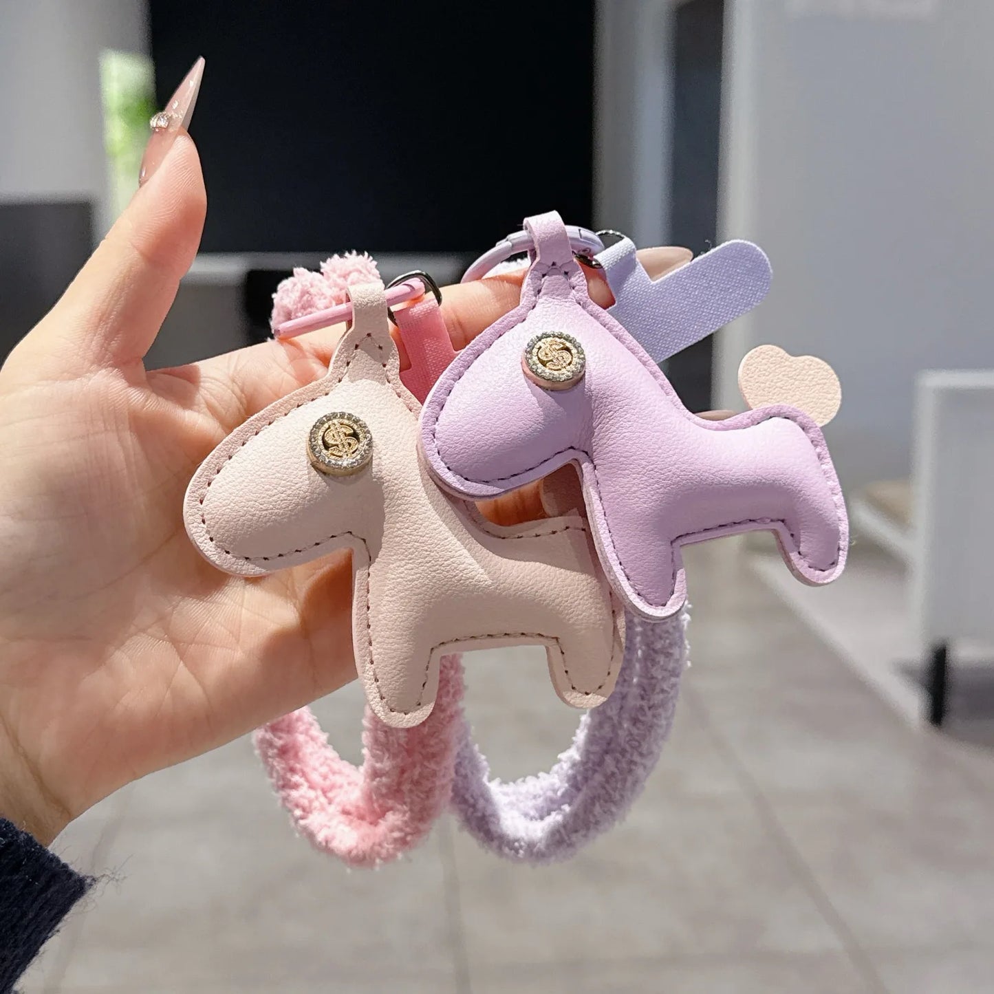 Autumn And Winter Plush Mobile Phone Lanyard, Short Wrist Strap, Fashionable Leather Decoration, Universal Pendant，Phone Charm