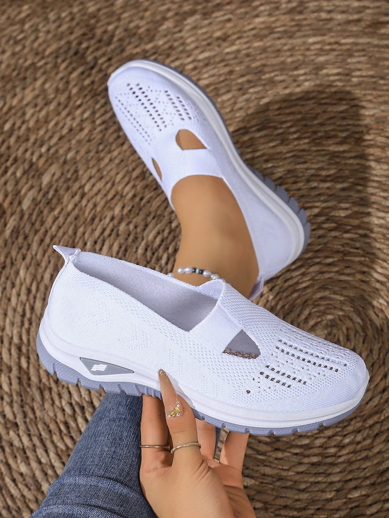 Women's Casual Sports Shoes with Breathable Mesh, Fashionable and Versatile, Soft Soles, Comfortable and Casual 2026 New