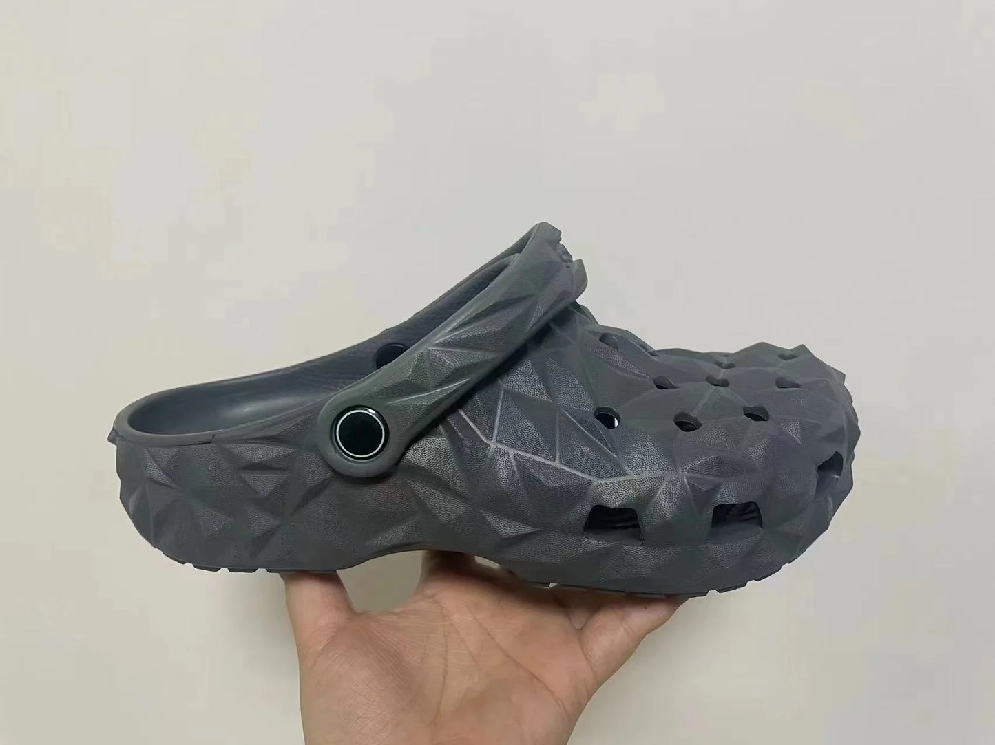 Men's Perforated Sandals, Comfortable, Lightweight, Non-Slip Garden Slippers, Versatile Beach Shoes for All Seasons