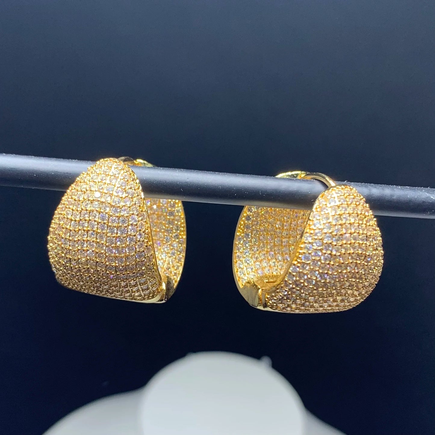 2025 New Arrived Classic Women Fashion Jewelry Full Micro Paved Sparking CZ Curved Waterdrop Shaped Huggie Hoop Earring