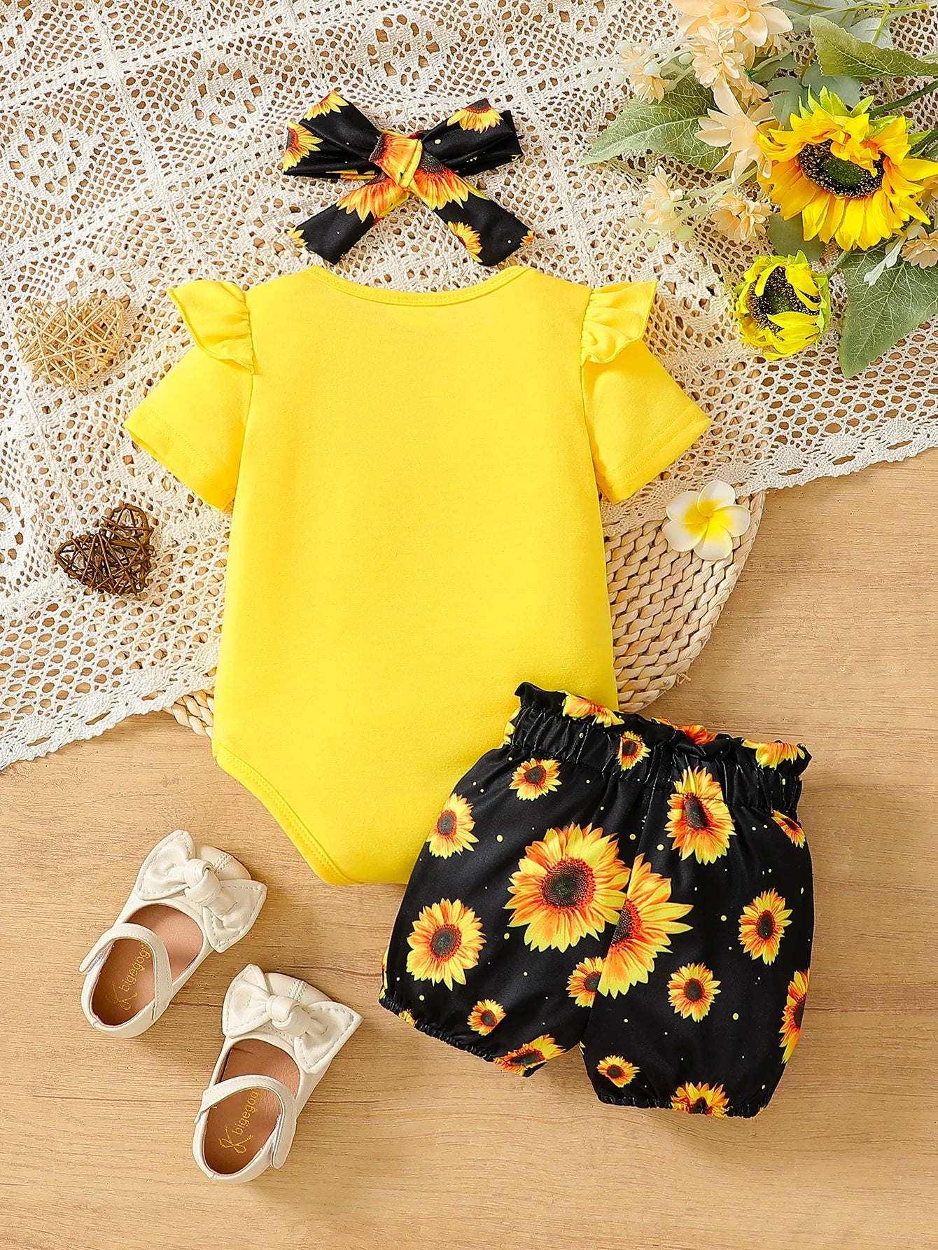 Baby Girl Sunflower Print Outfit Set - Short-Sleeve Romper with "Little Miss Sassy Pants" Letter Print & Ruffled Shoulders, Flor