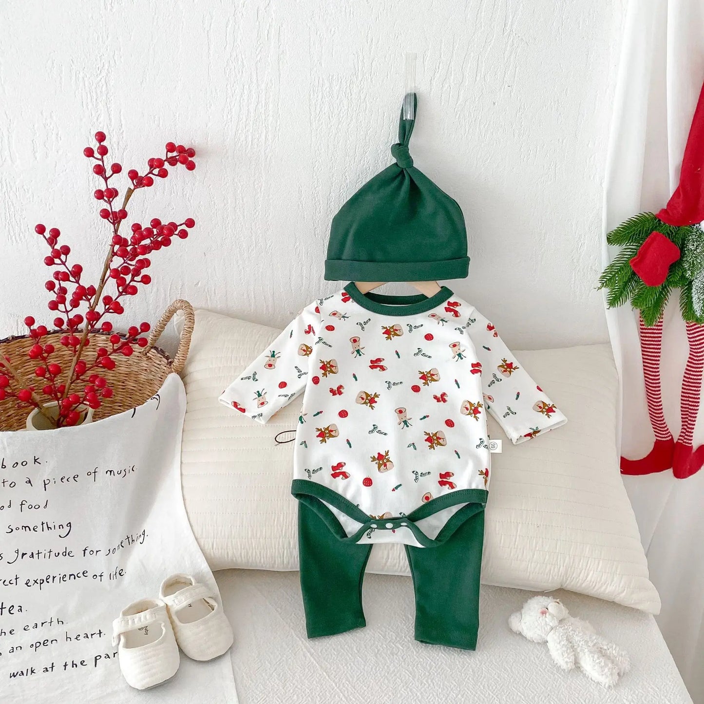 New Spring Autumn Baby Christmas Pajamas Set Long Sleeve Santa Print Bodysuit with Pants and Hat Infant Festive Sleepwear B6076