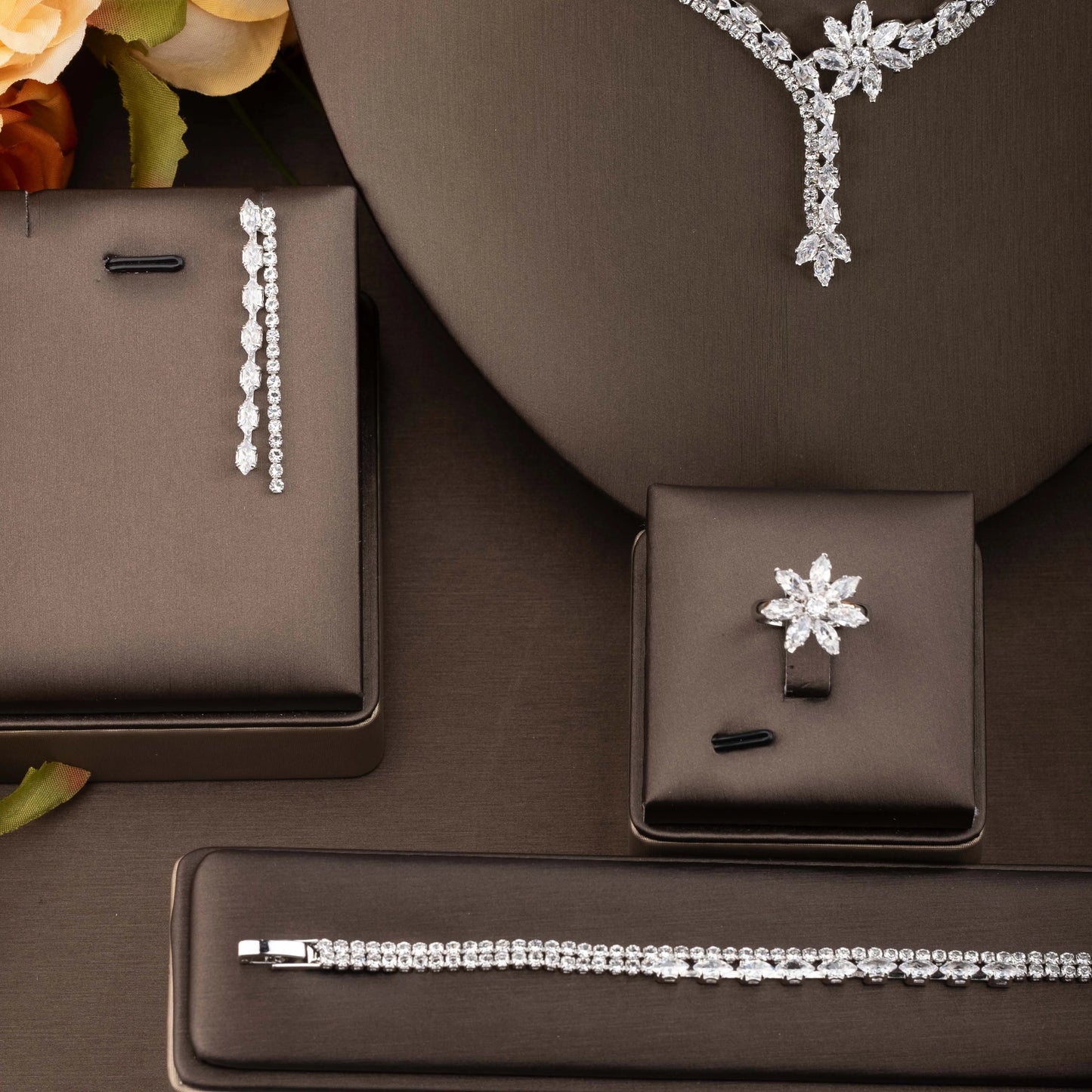 1 Piece of Elegant Cubic Zirconia Inlaid Flower Design Jewelry Set Suitable for Women to Wear at Weddings, Banquets, and Parties. Gift Box Not Included