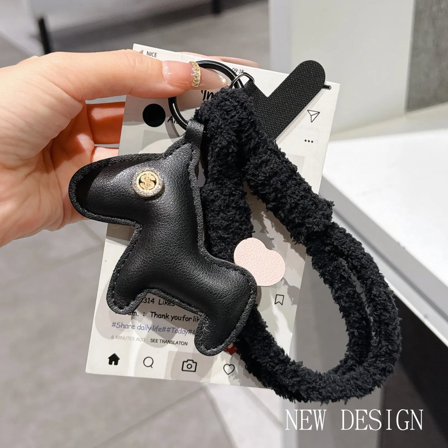 Autumn And Winter Plush Mobile Phone Lanyard, Short Wrist Strap, Fashionable Leather Decoration, Universal Pendant，Phone Charm
